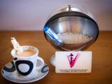 croyances granules d'homéopathie dans un sucrier et un café